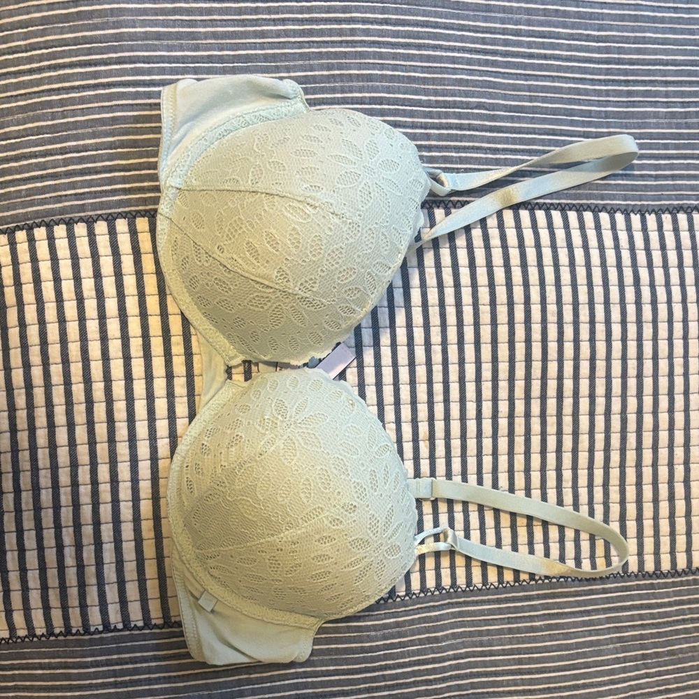 Victoria's Secret Delicate Lace Bra in Mint